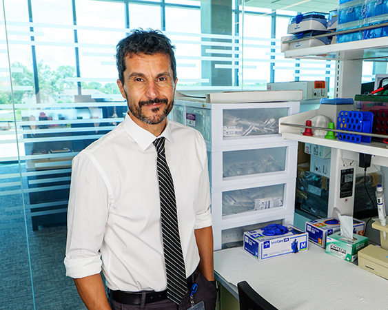 Alejandro Chade portrait in the lab