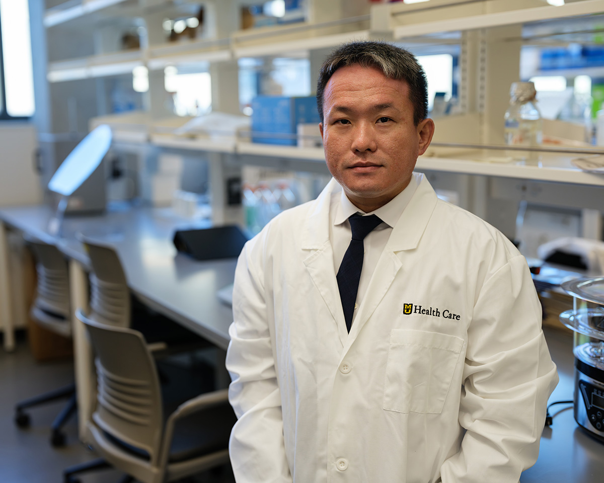 Rongxiao Zhang portrait in the lab